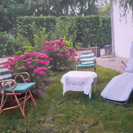 Hotel Peti Kaz Saint-Seurin-sur-l'Isle Exterior foto
